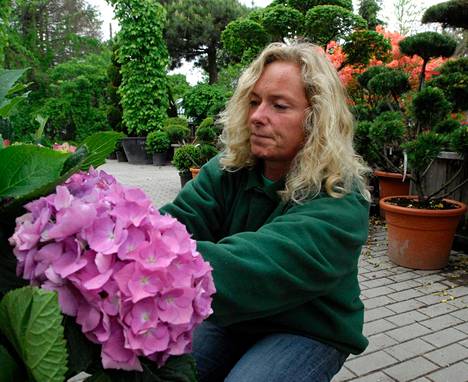 Äveriäässä Konstancin-Jeziornan pikkukaupungissa toimivan puutarhaliikkeen vauraat asiakkaat valmistautuvat vaikeisiin aikoihin, johtaja Malgorzata Szybowska-Wojcik sanoo.