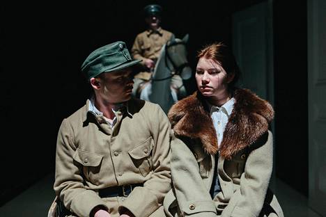 Pyry Nikkilä (vas.), Robin Svartström ja Roosa Söderholm Ryhmäteatterin Harriet-näytelmässä, joka pohjautuu ohjaaja Milja Sarkolan suvun vaiheisiin.