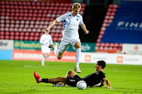 Oliver Antman (yllä) kuuluu Suomen lupaavimpiin nuoriin pelaajiin. A-maajoukkueen tarpeiden kannalta hänen pelipaikkansa on kuitenkin väärä.