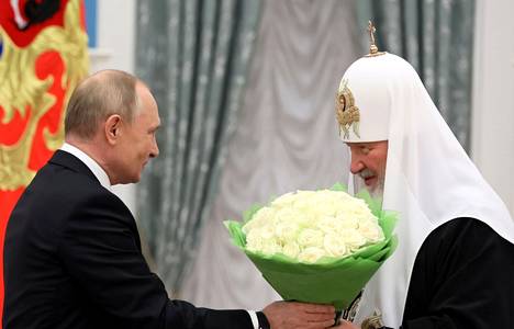 Venäjän presidentti Vladimir Putin ja Moskovan patriarkka Kirill yhteiskuvassa viime marraskuussa.