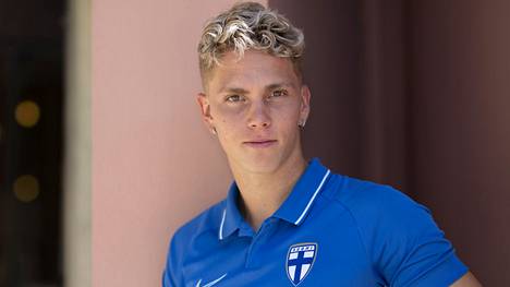 Jalkapalloilija Onni Valakari on pelannut Suomen maajoukkueessa. Kuva on vuodelta 2021.