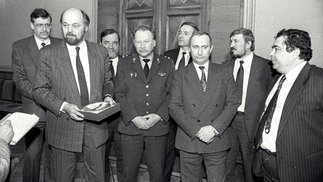 Vuonna 1995 Vladimir Putinin (kuvassa keskellä oikealla) oli vielä Pietarin kaupungin varapormestari.