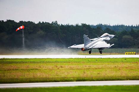 Suomen ilmavoimien Hornet-lentäjät harjoittelivat yhdessä Ruotsin Gripen-lentäjien kanssa Gotlannin saaren Visbyn tukikohdassa vuonna 2016.