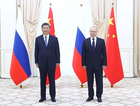 Xi Jingping ja Vladimir Putin poseerasivat Samarkandissa torstaina.