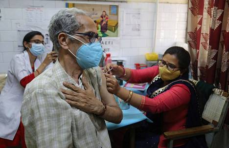 Mies sai tehosteannoksen intialaista Covaxin-rokotetta Intian pääkaupungissa Delhissä 23. huhtikuuta. 