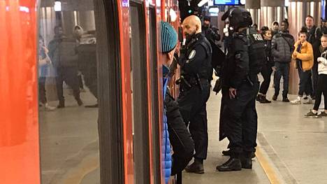 Kuulapyssyn käsittely aiheutti poliisioperaation metrossa Itäkeskuksessa