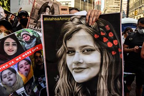 Ihmiset osoittivat mieltään Mahsa Aminin kuoleman takia myös YK:n päämajalla New Yorkissa keskiviikkona.