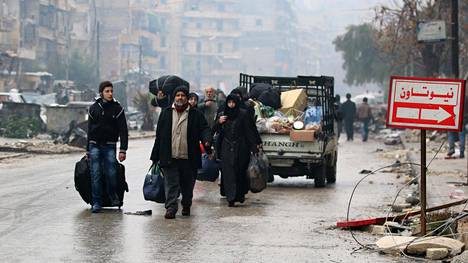 Kapinallisia kannattaneet Aleppon asukkaat saivat siirtyä vähäinen omaisuus mukanaan kapinallisten hallussa oleville alueille tiistaina.