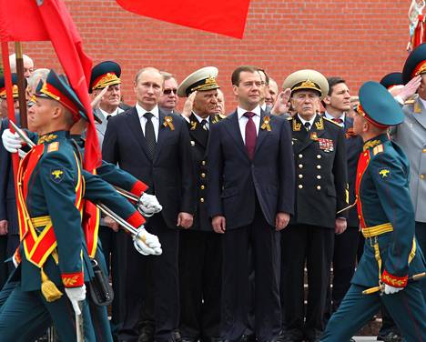 Vladimir Putin ja Dmitri Medvedev seurasivat sotilasparaatia Moskovassa vuoden 2011 toukokuussa.