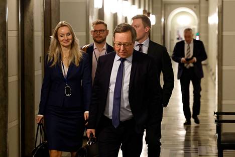 Elinkeinoministeri Mika Lintilä (kesk) saapui torstaina 16. helmikuuta kyselytunnille avustajiensa ja valtiosihteerinsä kanssa.