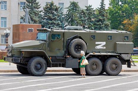 Venäjän panssaroitu miehistönkuljetusajoneuvo Hersonin kaupungissa heinäkuussa. 