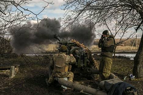 Ukrainalaissotilaita lähellä Bahmutin kaupunkia lauantaina.