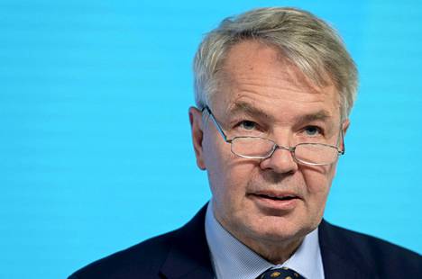 Ulkoministeri Pekka Haavisto (vihr) on saanut positiivisen koronatestituloksen. Kuvassa Haavisto puhui tiedotustilaisuudessa Helsingissä lokakuussa.