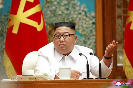 Pohjois-Korean diktaattori Kim Jong-un keskusomitean hätäkokouksessa lauantaina. Hätäkokous pidettiin paluuloikkarin takia.