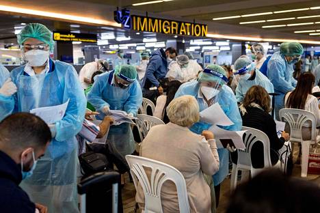 Phuketin lentokentän työntekijät tarkistivat matkustajien dokumentteja elokuussa. 