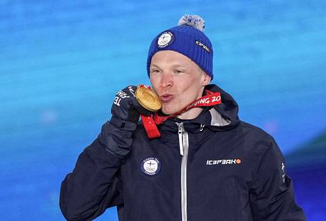 Iivo Niskanen antoi suukon kolmannelle olympiakultamitalilleen Pekingin palkintojenjakoseremoniassa 11. helmikuuta.
