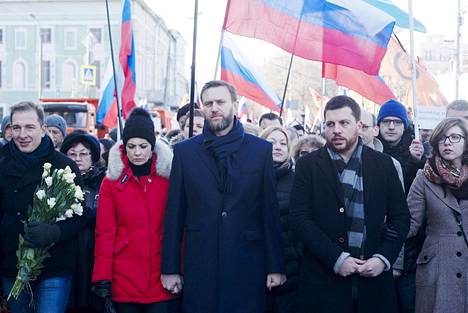 Murhatun oppositiopoliitikon Boris Nemtsovin muistoksi järjestetty mielenilmaus vuonna 2016. Kuvassa keskellä Aleksei Navalnyi ja hänen vaimonsa Julia Navalnya (vas.)