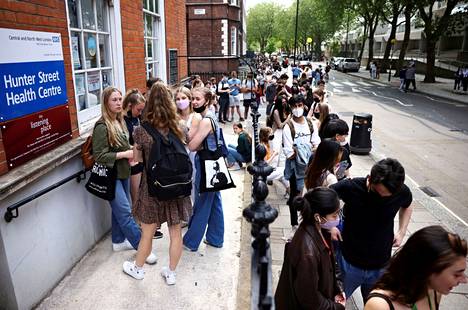 Nuoret ja opiskelijat jonottivat koronarokotetta kesällä lontoolaisen terveyskeskuksen edustalla.