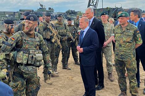 Chancellor Scholz and Lithuanian President Gitanas Nauseda visited German troops in Pabradė, Lithuania, on Tuesday.