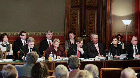 Ministeri, kansleri Christoffer Taxellin johtama parlamentaarinen perustuslakikomitea luovutti mietintönsä oikeusministeri Tuija Braxille (vihr) vuonna 2010.