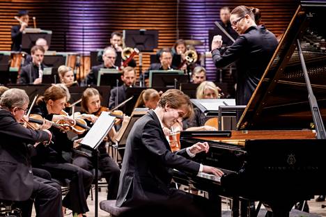 Théotime Gillot soitti orkesterifinaalien ensimmäisenä pianistina Sergei Prokofjevin kolmannen pianokonserton. Radion sinfoniaorkesteria johtaa konserttofinaaleissa Anna-Maria Helsing.