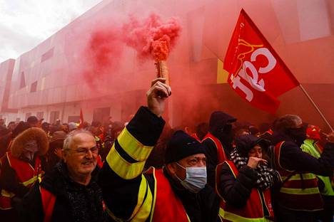 Energia-alan työntekijät osoittivat mieltään savupommein lähellä olympiakylää Pariisissa torstaina. 