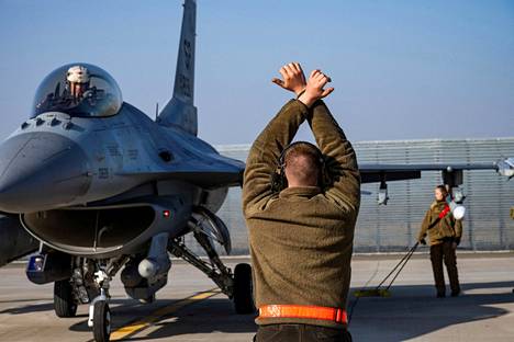 Yhdysvaltain ilmavoimien joukkoja ja F-16-hävittäjä ilmatukikohdassa Romaniassa 17. helmikuuta 2022.