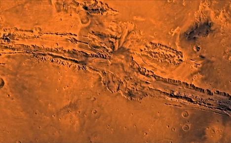 Yhdysvaltain avaruushallintovirasto Nasan välittämä kuva Marsin Valles Marinerisin kanjonista vuodelta 1998.