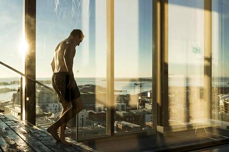 Jätkäsaaren uudessa Clarion-hotellissa on muun muassa kattouima-allas, jossa voi käydä esimerkiksi aamu-uinnilla.