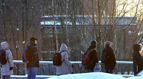 Ihmiset jonottavat elintarvikkeita Myllypuron elintarvikejakelun jonossa Helsingissä 22. helmikuuta 2023. 
