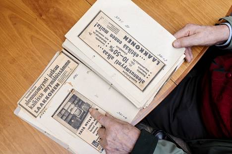 Kaarlo Laakkonen on kerännyt leikekirjaan muistoja kuluneilta vuosikymmeniltä, esimerkiksi sanomalehtiin painettuja mainoksia.