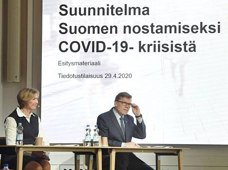 Leena Niemistö ja Mikko Helander esittelivät EK:n exit-strategiaa.