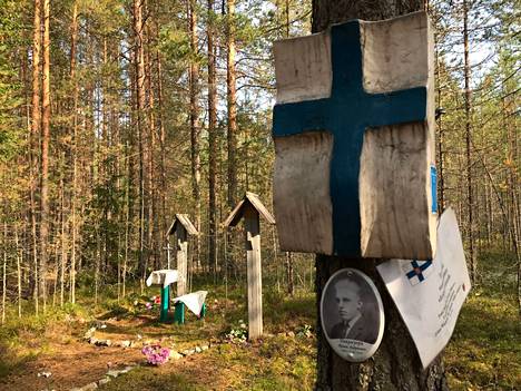 Sandarmohin joukkohaudan muistomerkkejä suomalaisille Stalinin vainojen uhreille Venäjän Karjalassa.