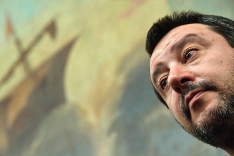 La Legaa edustava Italian varapääministeri Matteo Salvini puhui toimittajille Roomassa maanantaina.