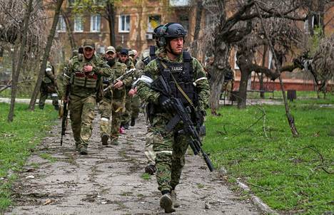 Tšetšeenijoukkoja Mariupolissa viime viikon torstaina.