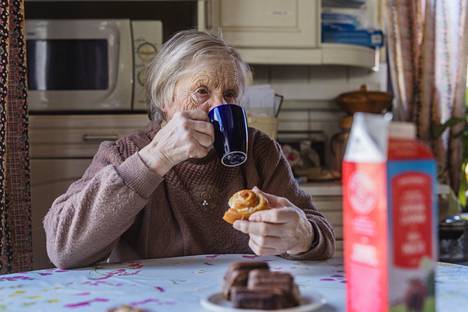 81-vuotias Aino Laine asuu syntymäkodissaan.