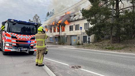 Lukijan kuva tulipalosta Espoon Tuomarilassa.