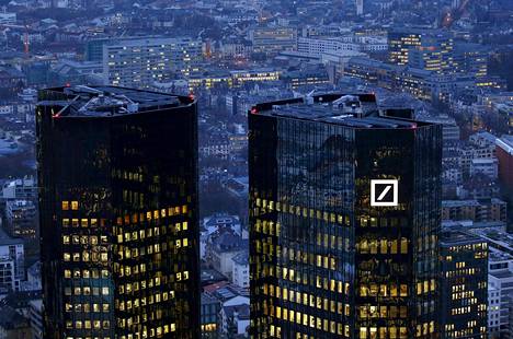 Saksalaisen Deutsche Bank -liikepankin pääkonttorirakennuksen hallitsevat Frankfurtin keskustan kaupunkikuvaa.