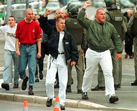 Äärioikeistoon kuuluvat NPD:n kannattajat saivat vastaansa mellakkapoliisit Chemnitzissa vuonna 1998.
