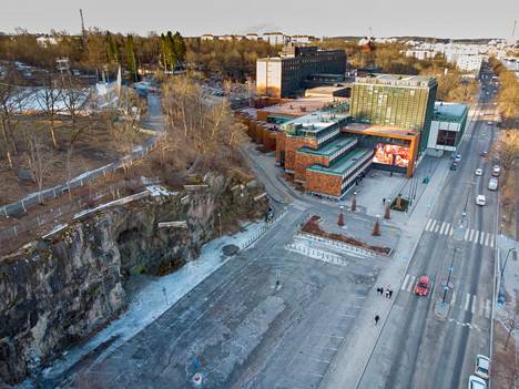 Itäinen Rantakatu Turun keskustassa joutuu remonttiin maan painumisen vuoksi. Etualalla näkyvä Hämähäkkitontti aiheutti keväällä murheita kaupungille, kun kallio­leikkauksesta alkoi putoilla kiviä. 