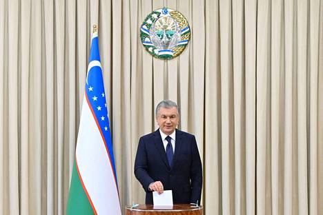 Istuva presidentti Šavkat Mirzijojev kävi sunnuntaina äänestämässä maan pääkaupungissa Taškentissa.