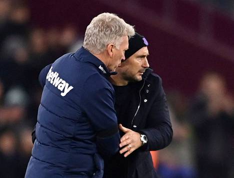 West Hamin manageri David Moyes (vas.) ja Evertonin manageri Frank Lampard kättelivät ottelun jälkeen lauantaina.