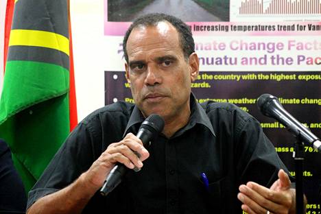Vanuatun ilmastonmuutosministeri Ralph Regenvanu tiedotustilaisuudessa Port Vilassa marraskuussa.