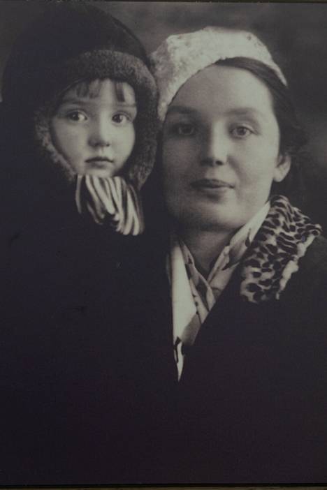 Victoria Belimin isoäiti Valentina pikkutyttönä äitinsä Asjan kanssa.