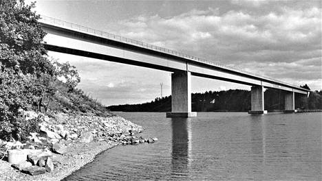 Lähes 312 metrin pituinen teräspalkkisilta Karunan ja Kemiön välillä avataan perjantaina liikenteelle. Sillan vihkii tasavallan presidentti, ja silta merkitsee Kemiön saaren asukkaille lähes 30 vuotta kestäneen toiveen toteutumista.
