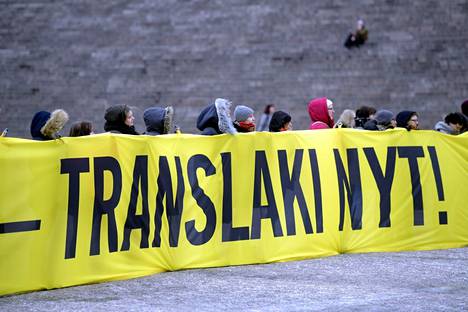Senaatintorilla Helsingissä järjestettiin mielenilmaus translain uudistuksen puolesta vuonna 2018.