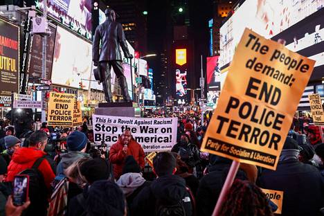 Mielenosoittajia New Yorkissa.