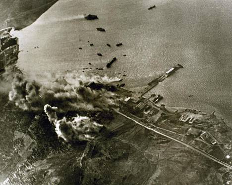 Saksan lentokoneet pommittivat Kreetaa toukokuun alussa 1941. Hyökkäys Kreikkaan oli alkanut 6. huhtikuuta.