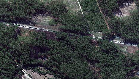 Satelliittikuvaa Venäjän kolonnasta Ivankivin kaupungin eteläpuolella viime viikon maanantaina.