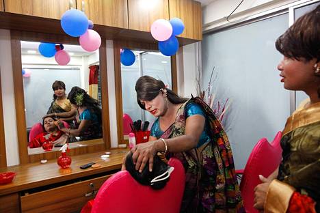 Ryhmä transsukupuolisia ihmisiä perusti kauneushoitolan Bangladeshin pääkaupunkiin Dhakaan. Useiden transihmisten kohtalona Bangladeshissa on rajun syrjinnän vuoksi työttömyys.
